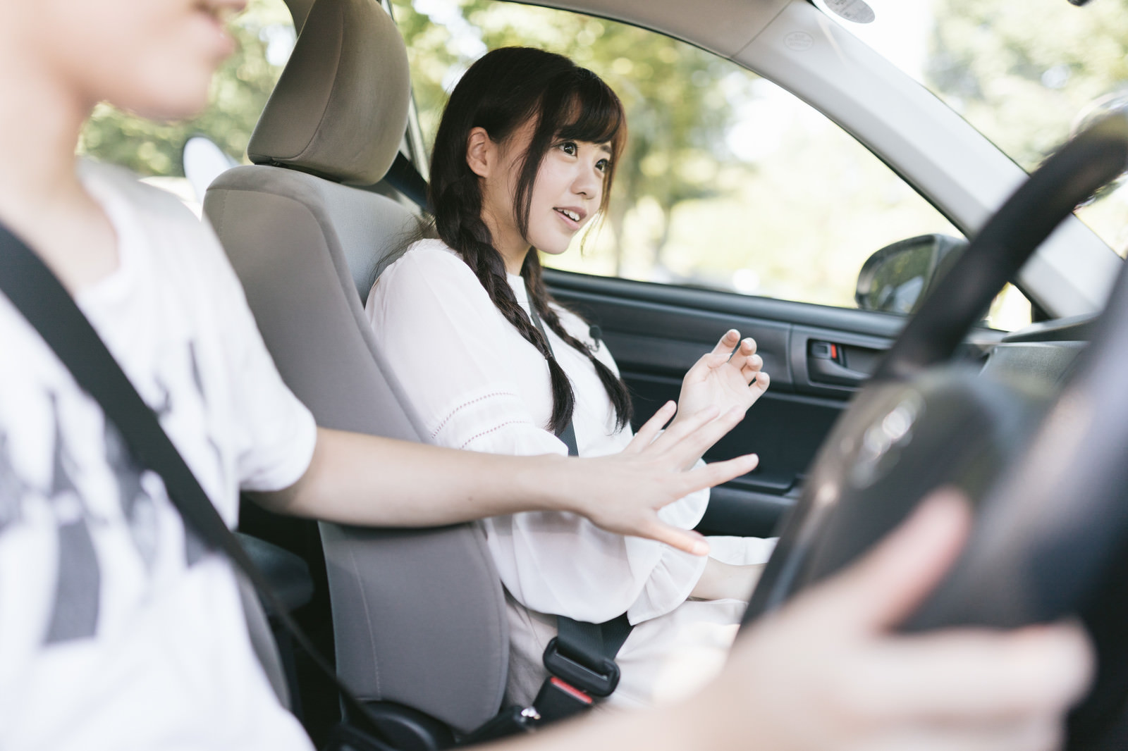 車に乗っている恋人